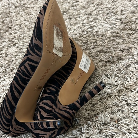 VINCE CAMUTO SAVILLA
MOCHA TEXTURED ZEBRA
HEELS SIZE 7.5 - Picture 9 of 14